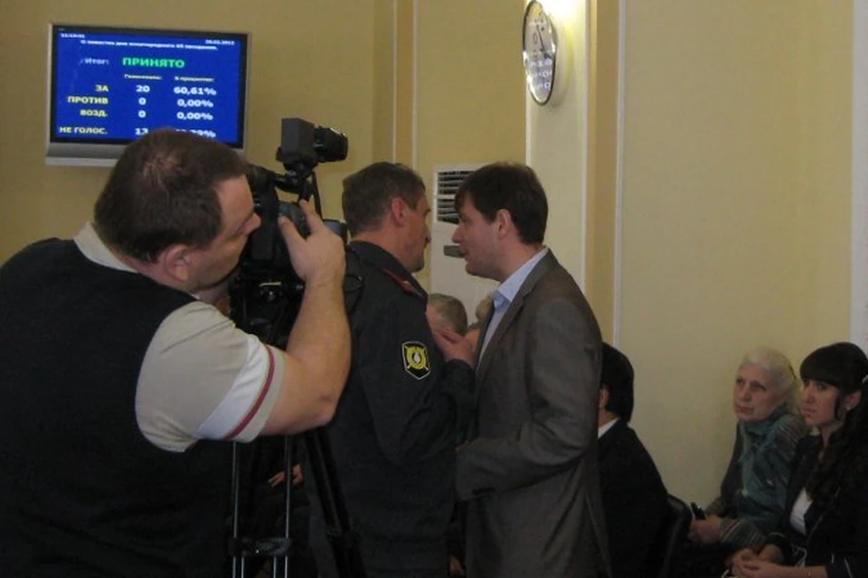Артема Гончарова пытались выдворить из зала под прицелом телекамер