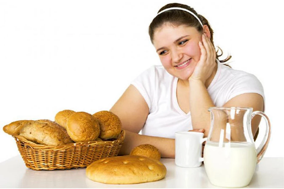 Толстухи белые. Толстушка с едой. Булочки девушек. Девушка с хлебом. Пирожок у девушки.