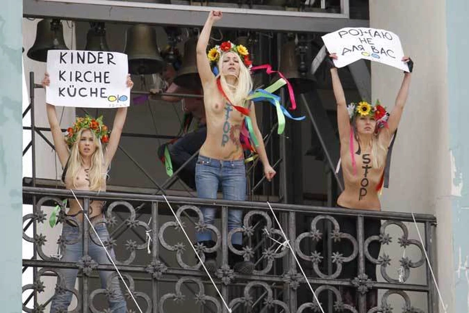 Femen устроили голый демарш на колокольне Софийского собора