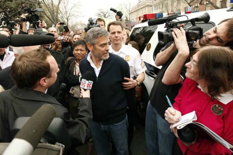 Американский актер Джордж Клуни попробовал роль правозащитника. За что немедленно был арестован.