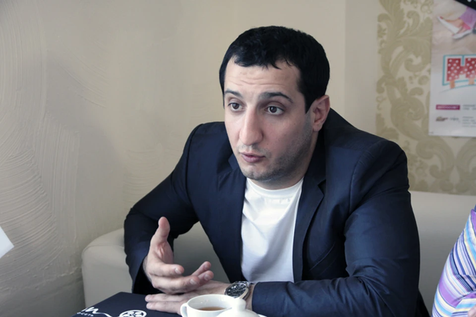 В нашем городе популярный актер вместе со своим братом Ашотом представил молодежную комедию «Няньки».
