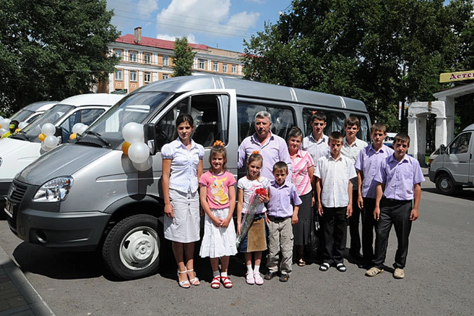8 июля, в День семьи, любви и верности, губернатор А.Н. Михайлов чествует лучшие многодетные семьи и торжественно дарит автомобили «Газель».