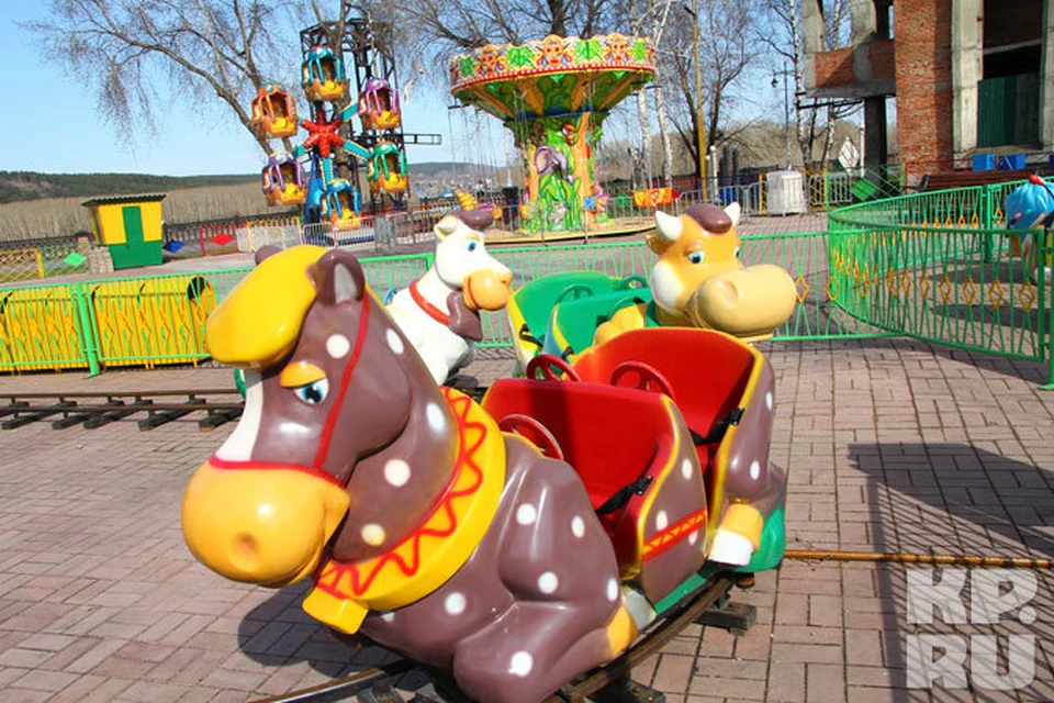 Скучно дома в Первомай? На каруселях отдыхай!