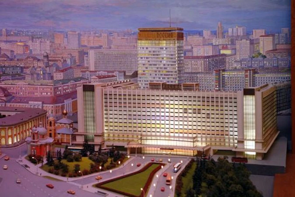 Теперь на снесенную гостиницу «Россия» можно посмотреть только в холле гостиницы «Украина». Масштаб: 1 см равен 3 метрам.