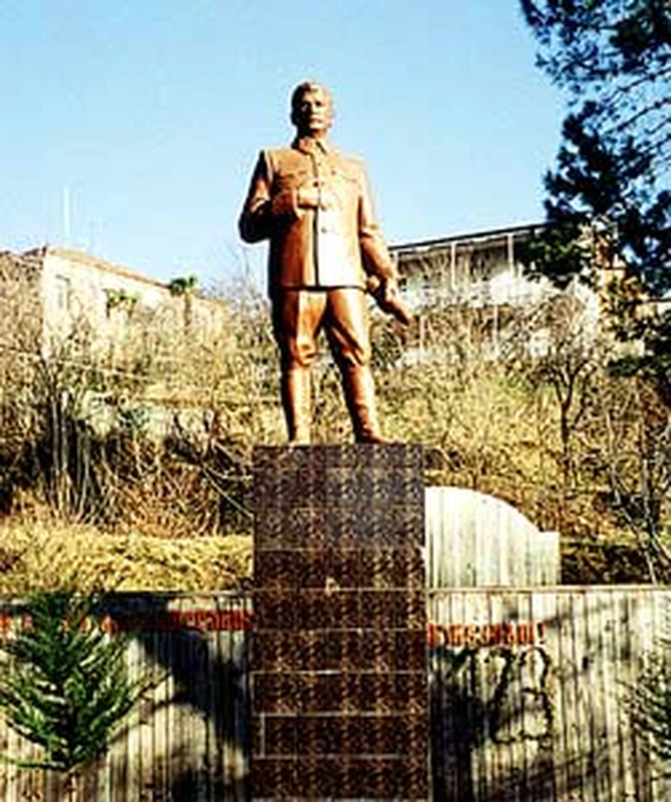 Главная достопримечательность города Кутаиси - памятник знаменитому земляку Cталину.