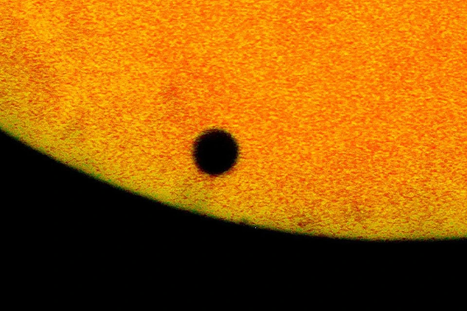 В следующий раз Венера проследует по солнечному диску только в 2117 году. Этот кадр был сделан в 2004-м.