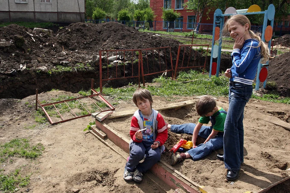 Кто должен приводить в порядок детские площадки во дворах Кемерова? - KP.RU
