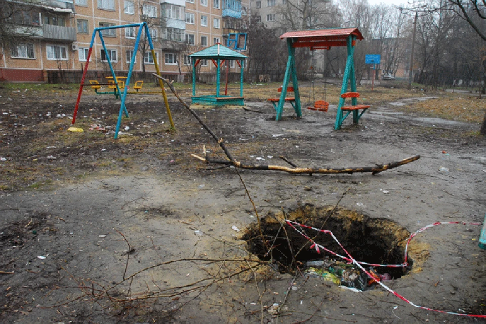 Проблемы двора. Убогие детские площадки. Детские дворовые площадки. Благоустройство детских площадок. Плохие детские площадки.
