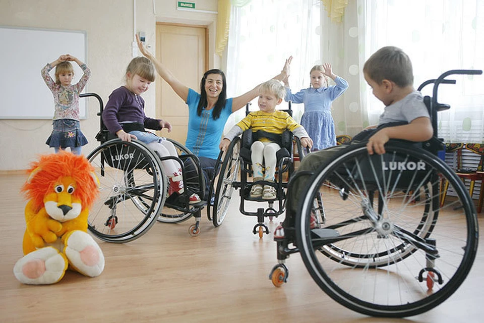 Детей инвалидов 2024 году в россии. Дети с ограниченными возможностями. Реабилитация детей инвалидов. Дети с неограниченными возможностями. Семья с ребенком инвалидом.