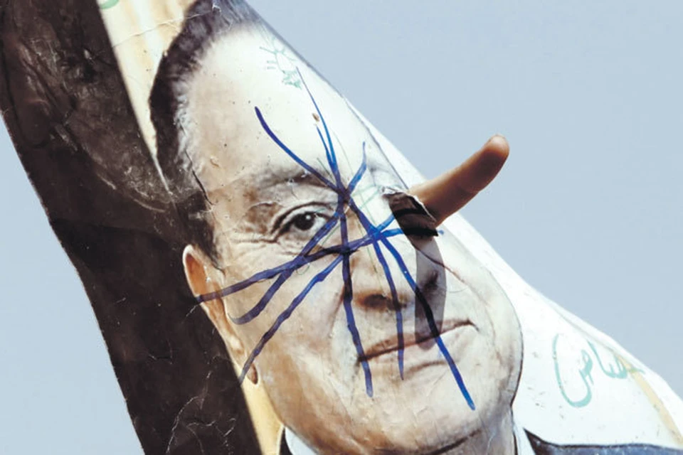 Противники Мубарака расправляются лишь с портретами экс-президента. Они требовали для  него смертной казни, но суд приговорил бывшего властителя «только» к пожизненному заключению.