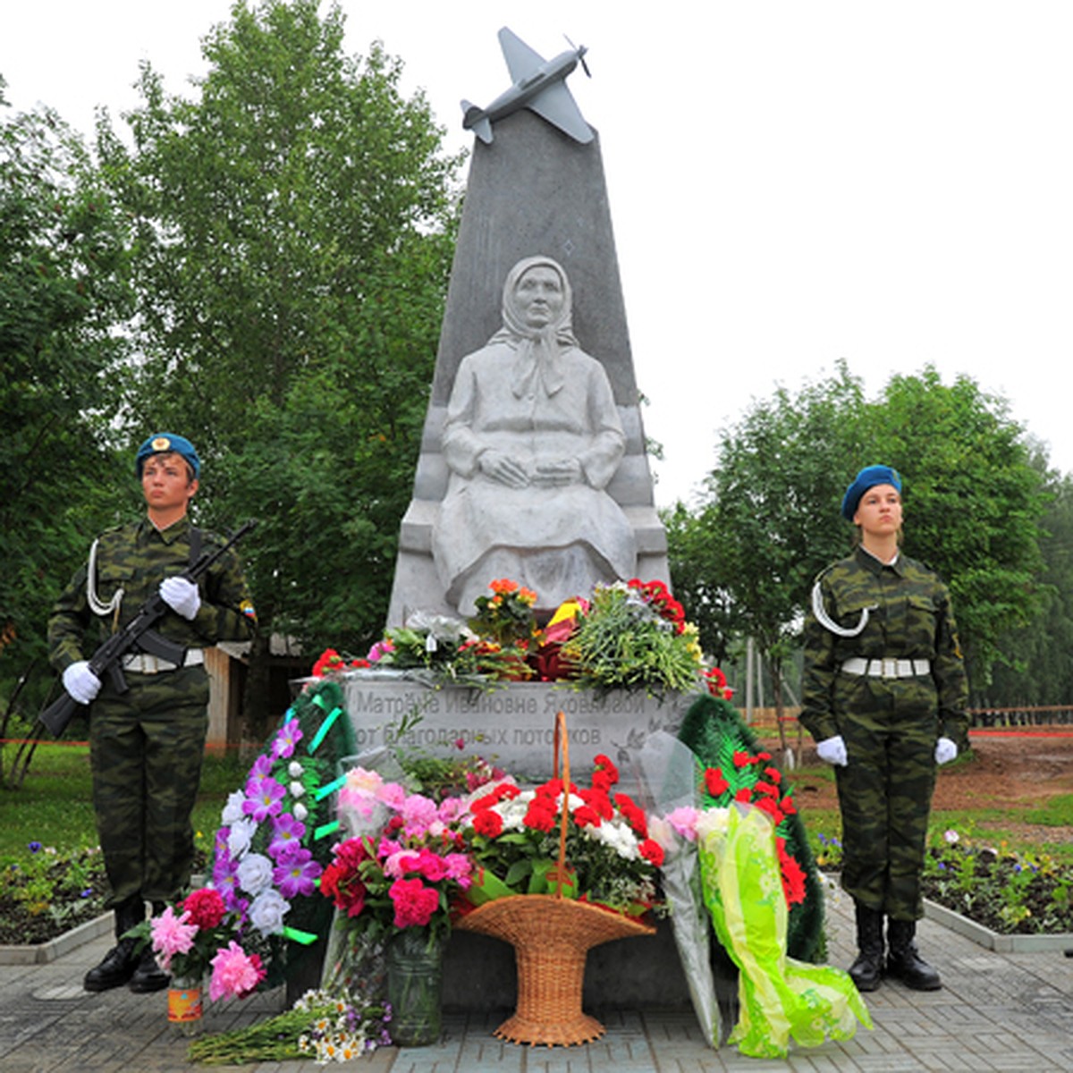 В Пермском крае поставили памятник Матрене Ивановне, которая в войну купила  для фронта боевой самолет [видео] - KP.RU