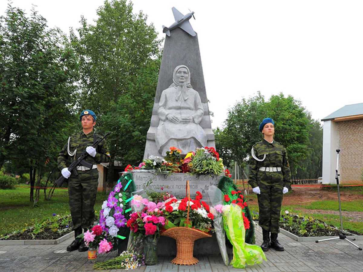 В Пермском крае поставили памятник Матрене Ивановне, которая в войну купила  для фронта боевой самолет [видео] - KP.RU