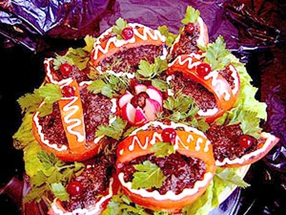 Распишите овощи тонкими полосками майонеза.