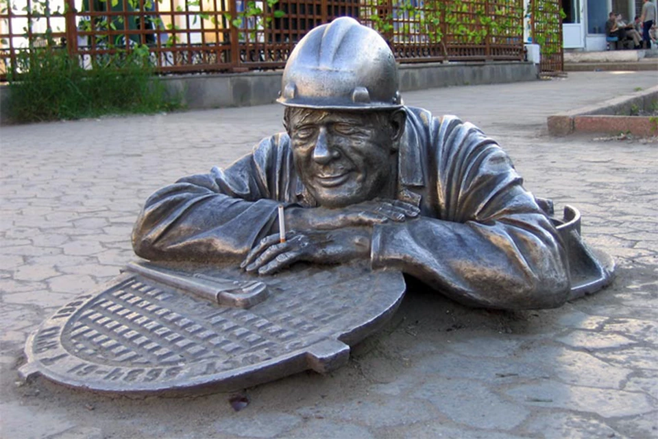Памятник сантехнику Степанычу в Омске радует горожан и привлекает туристов.