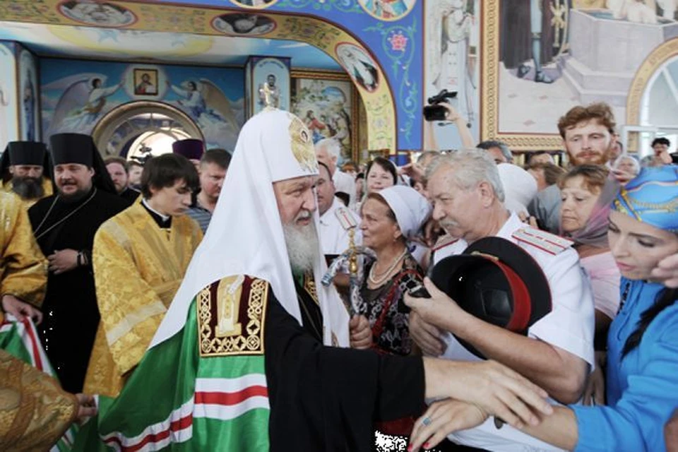Патриарх приехал в Крымск поддержать пострадавших и наградить их спасителей.