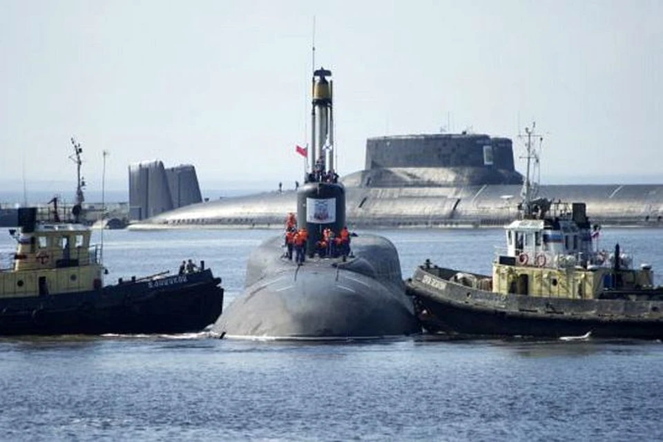 Атомная подводная лодка «Юрий Долгорукий» (на переднем плане) уже прошла ходовые испытания и готовится встать в боевой строй Северного флота.