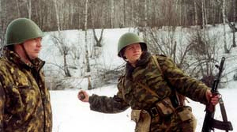 Пророческий снимок из семейного альбома: Игорь Якунин (слева) обучает бойца метанию гранаты.