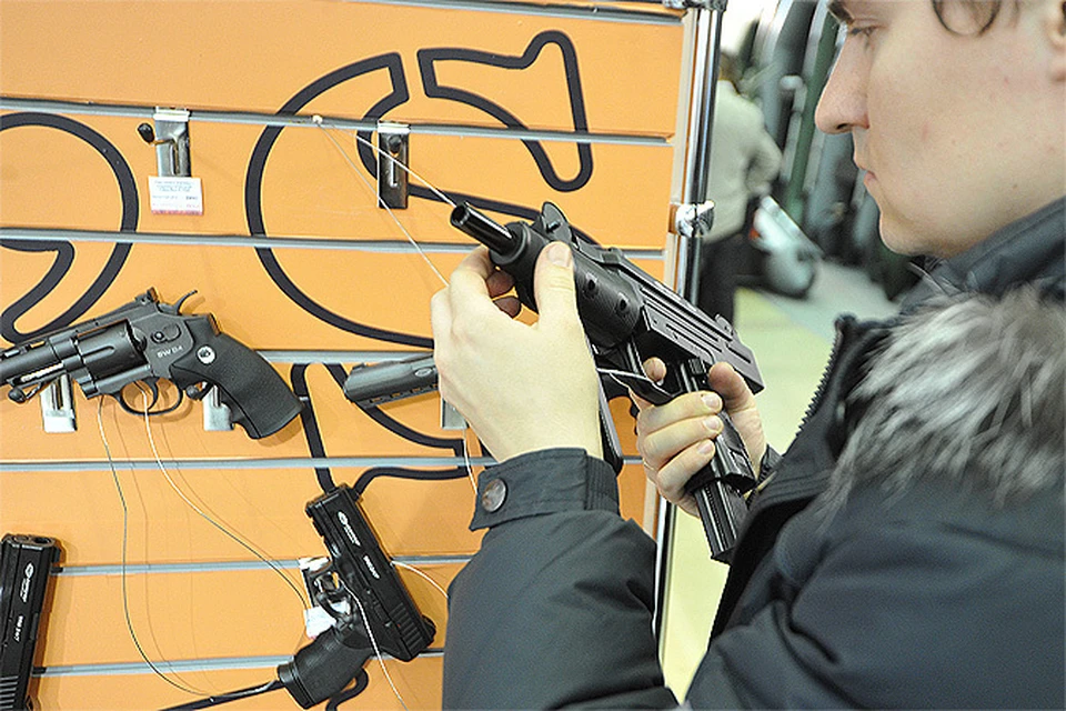 Предложение вице-спикера Совета Федерации Александра Трошина о легализации краткоствольного оружия вызвало новый виток дискуссий вокруг спорной темы.