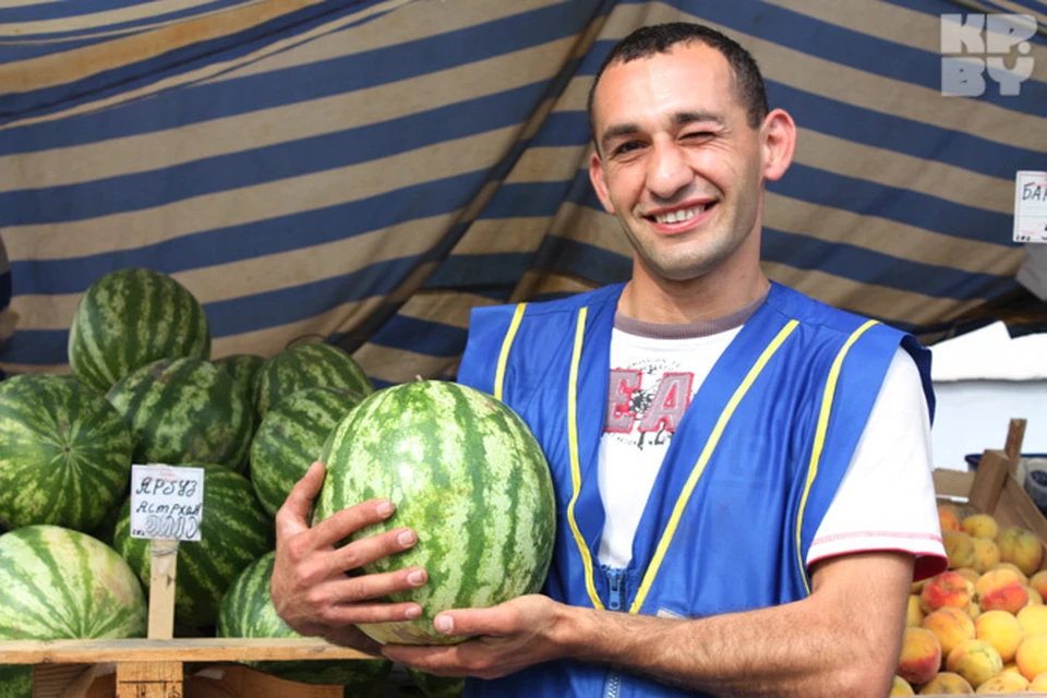 Продавец арбузов фото