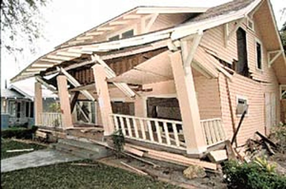 То ли строители-неумехи попались, то ли тектоника угробила этот дом.