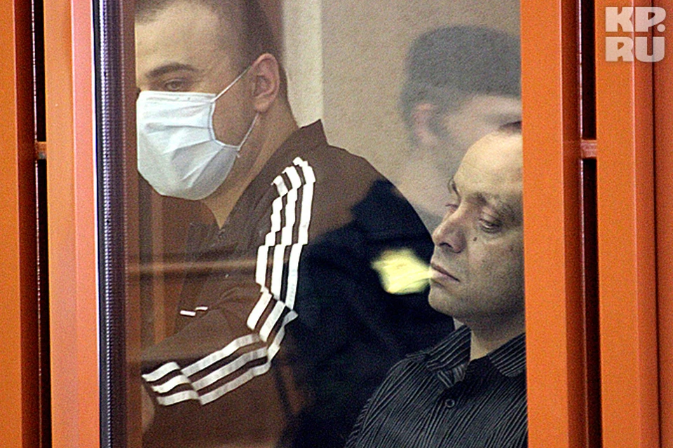 На фото - обвиняемые в налете на Сагру - Кахабер Чичуа и Вячеслав Лебедев (справа)