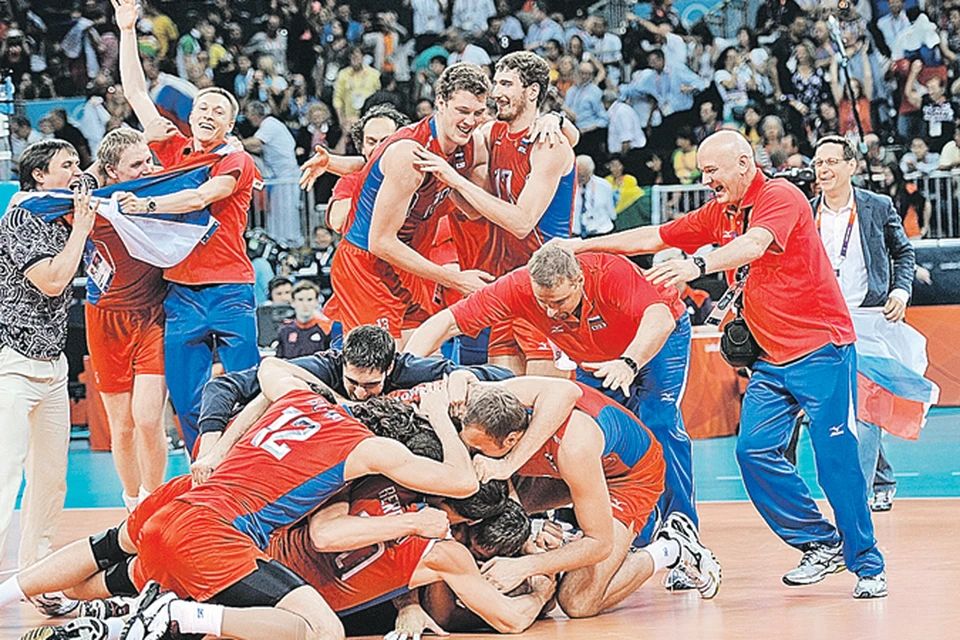 В драматичном финале российские волейболисты сломили грозных бразильцев. А первым их выбежал поздравлять президент Олимпийского комитета России Александр Жуков (крайний справа).
