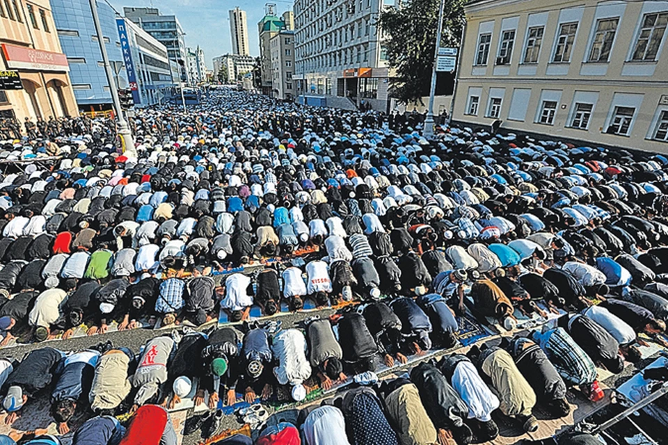 Площадь у Соборной мечети уже давно не вмещает всех желающих помолиться.