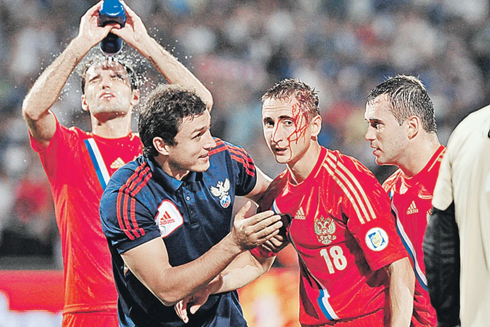За окровавленного Владимира Быстрова, получившего травму, отомстил его друг Александр Кержаков (справа), забивший два мяча в ворота израильтян.