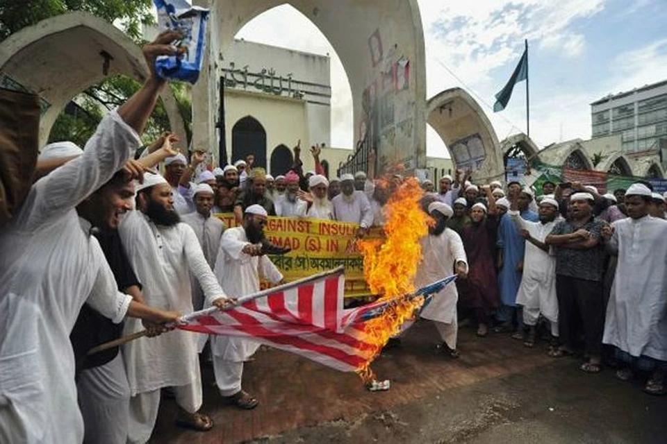 Антиамериканские волнения докатились вчера и до Республики Бангладеш. 
На фото местные мусульмане жгут флаг США прямо рядом с мечетью 
в центре столицы Дакки. А в это время около тысячи исламских радикалов попытались штурмом взять американское посольство. К счастью дипломатов, стражи правопорядка вовремя остановили митингующих.