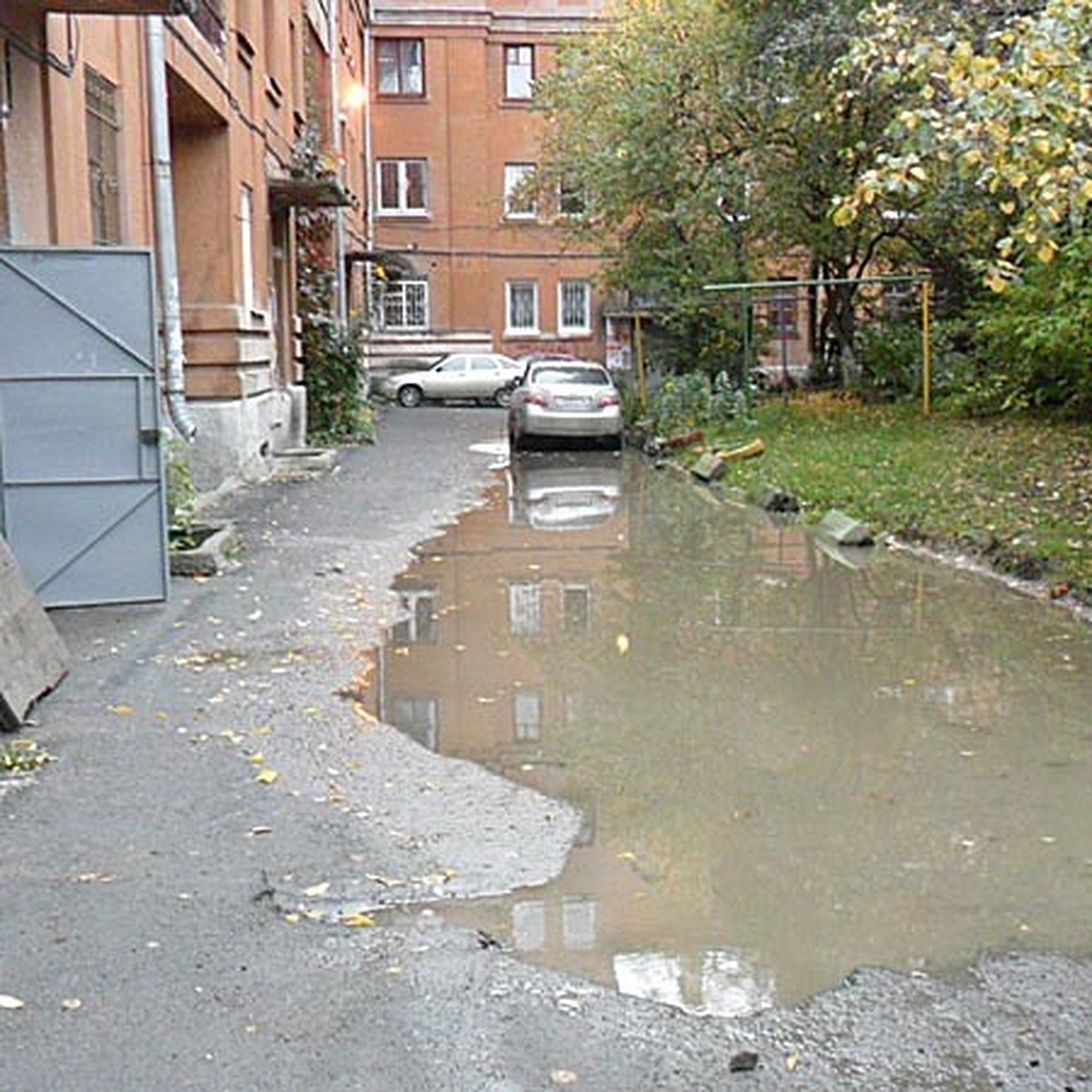 Лужи во дворах Екатеринбурга, порядок на кладбищах, новые тарифы на горячую  воду - KP.RU