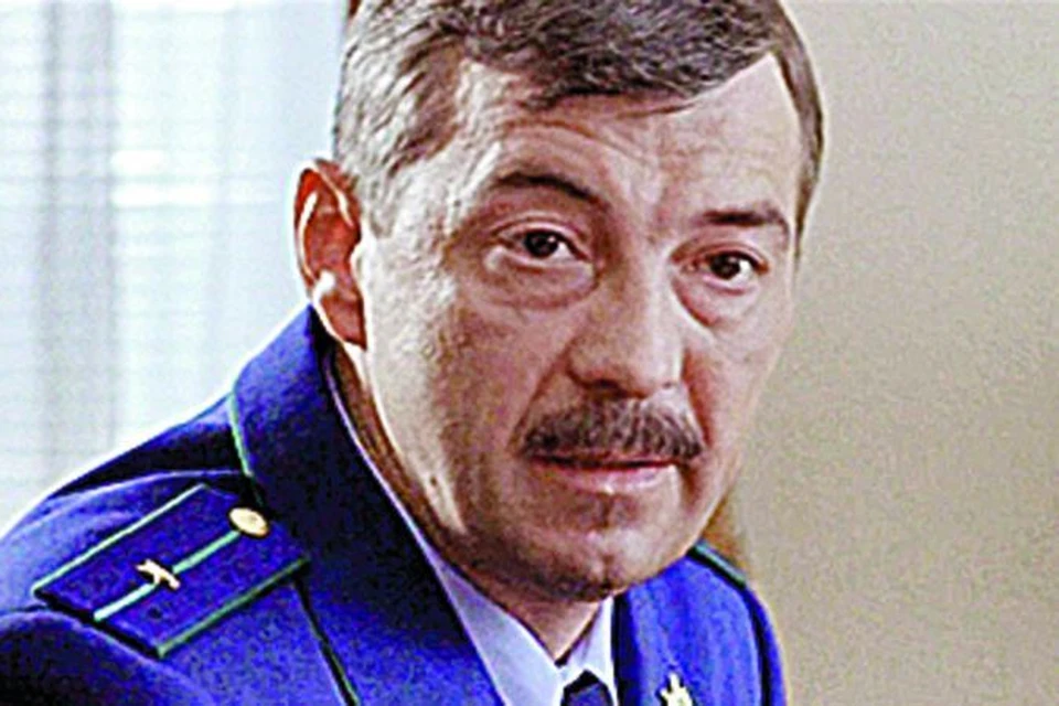 Погоны прокурорского работника в исполнении Николая Добрынина означают, что он младший лейтенант.