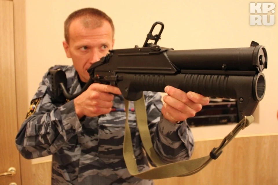 Заместитель командира пермского ОМОНа демонстрирует гранатомет ГМ-94.