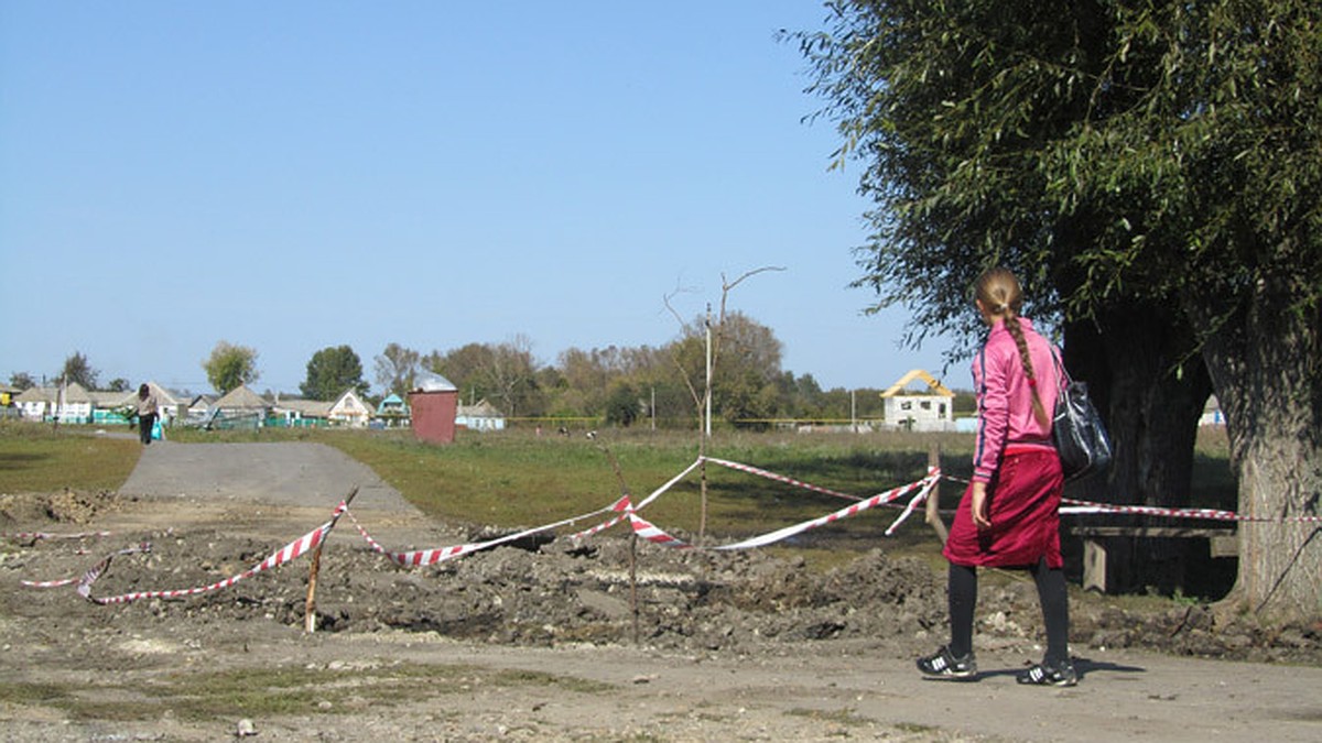 Коммунальщики утверждают, что яму, в которой утонула девочка, они огородили  