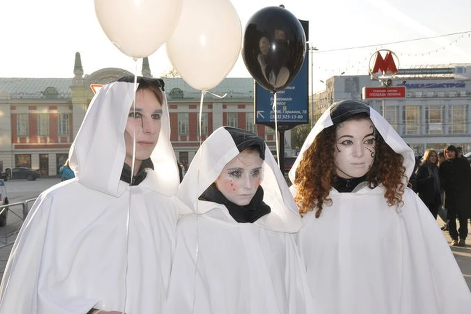 В таких необычных костюмах в воскресенье гуляли студенты медуниверситета по центру Новосибирска.
