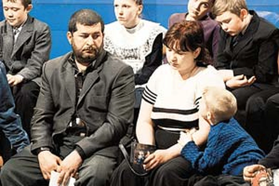 Отец Сафара Алиева и мать Димы Макарова с младшим сыном уже оплакивают мальчиков.