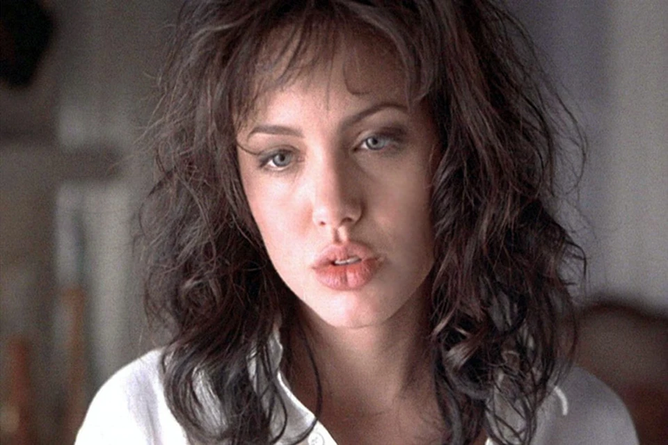 "В фильме "Джиа" Анджелина Джоли сыграла девушку, больную СПИДом, сейчас, по сообщениям западных СМИ, у нее не менее страшная болезнь: тяжелая стадия гепатита С"