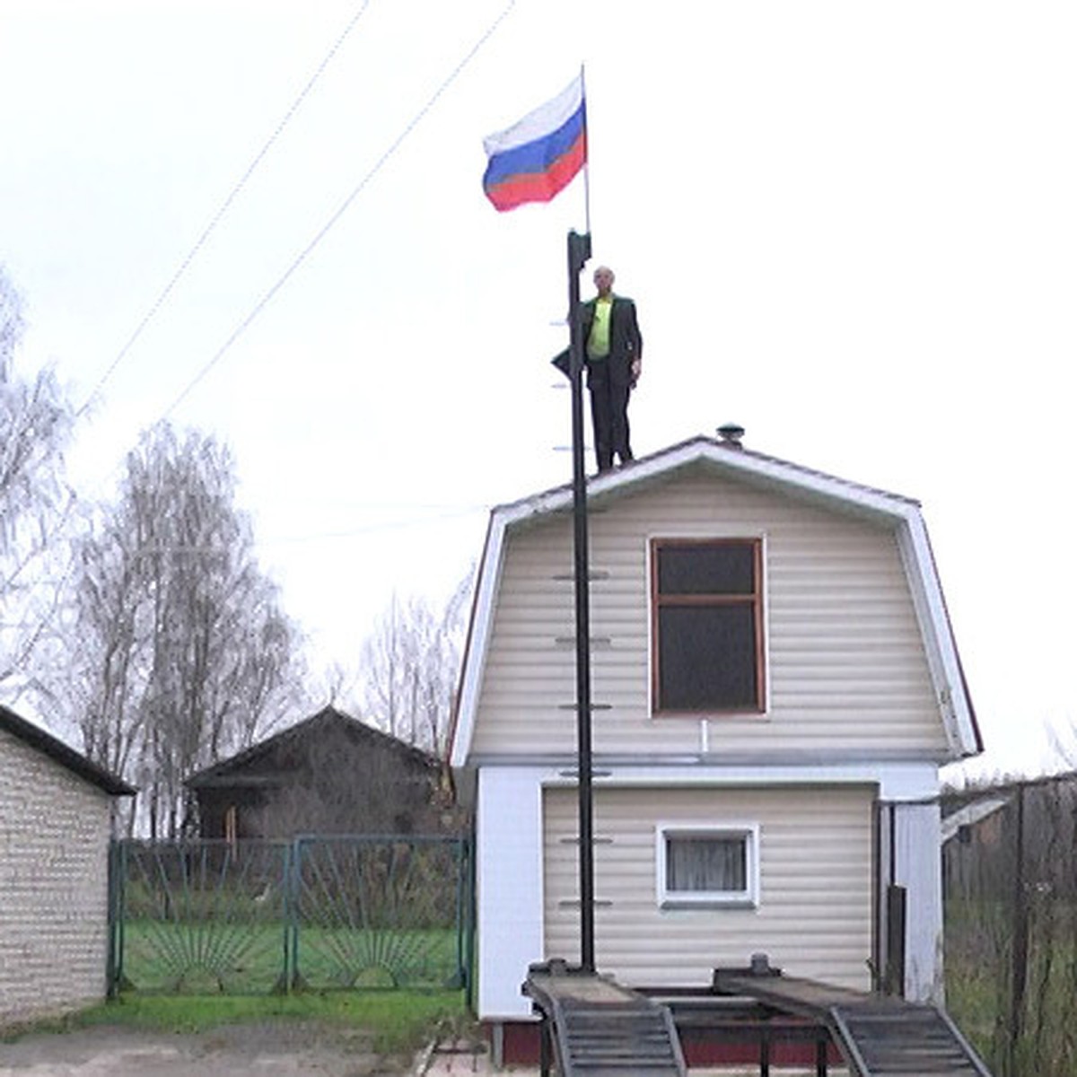 Непокорный нижегородский селянин отстоял в суде право на любовь к Родине и  флаг на бане - KP.RU