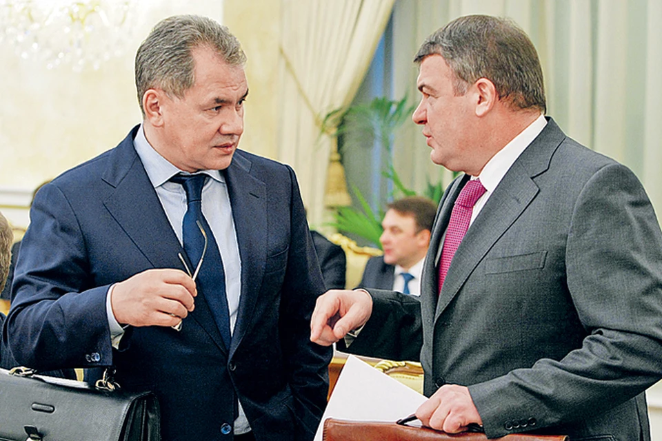 Не так давно Шойгу (слева) и Сердюков вместе работали в правительстве.