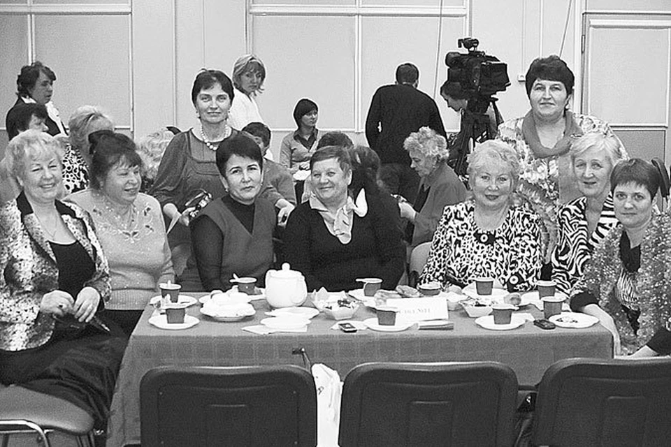 На чашку чая пригласили многодетных мам, заслуженных бабушек и общественниц.