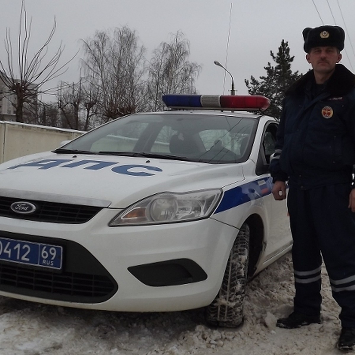 Гаишник из Твери через снежные завалы и пробки довез до больницы  обожженного малыша - KP.RU