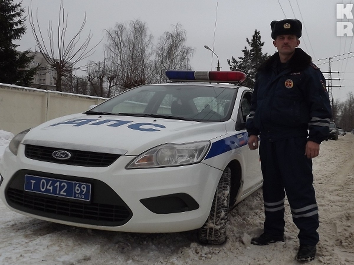 Гаишник из Твери через снежные завалы и пробки довез до больницы  обожженного малыша - KP.RU