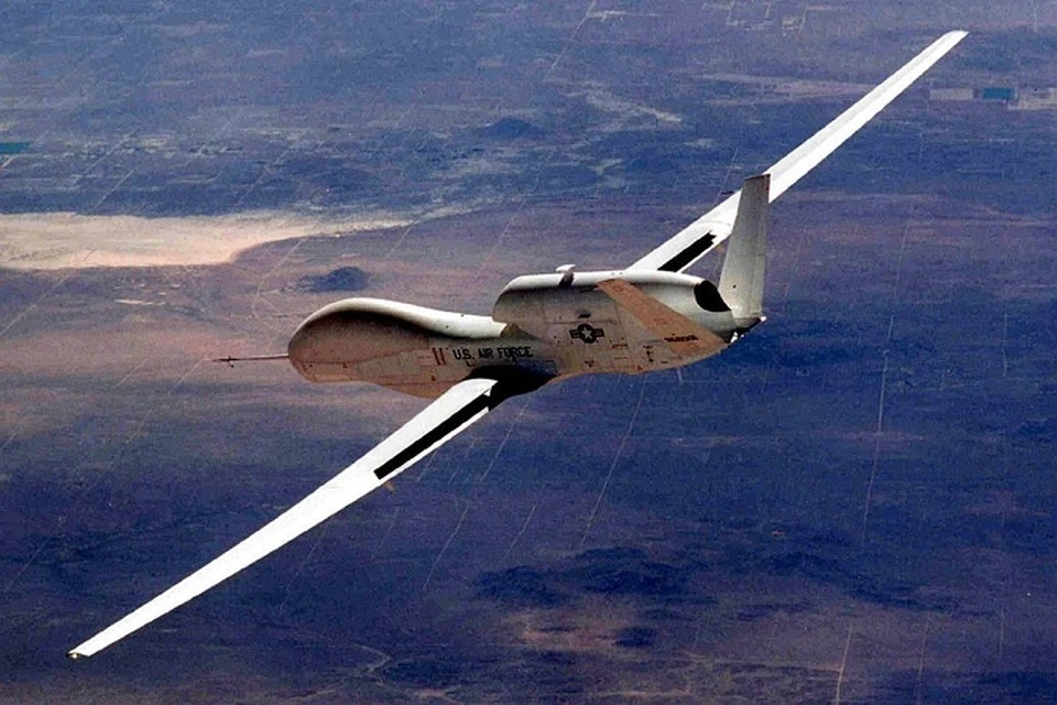 Беспилотник Global Hawk оборудован проникающим через облака радаром, цифровыми камерами с высоким разрешением и инфракрасными сенсорами.