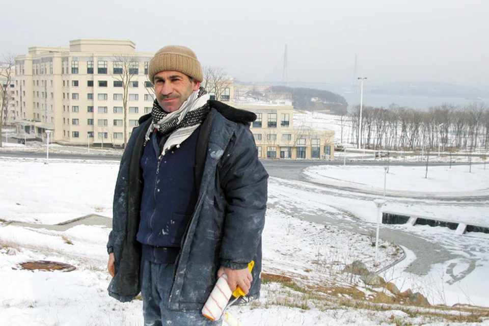 Рабочий из Турции - один из гастарбайтеров, вернувшихся на остров после саммита достраивать университет