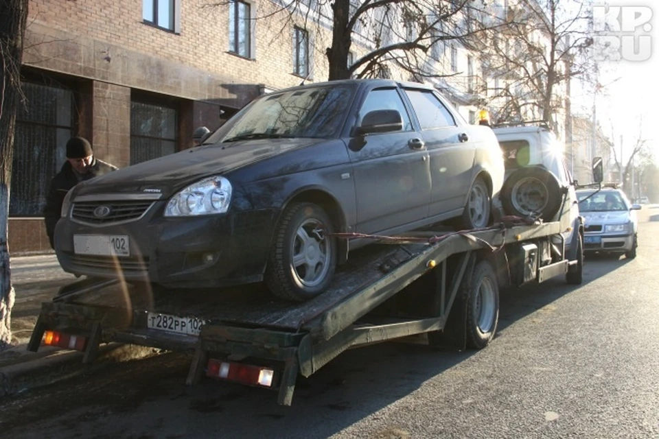 За эвакуацию машины каждому водителю приходится платить три тысячи рублей: полторы из них – штраф за неправильную парковку