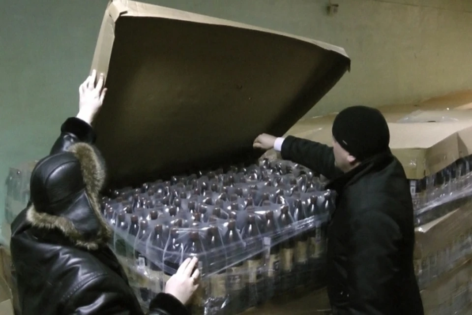 Во время рейда было изъято 74 тысячи бутылок с портвейном, 13 тысяч литров «жидкости с запахом этилового спирта» и 10 тысяч поддельных акцизных марок