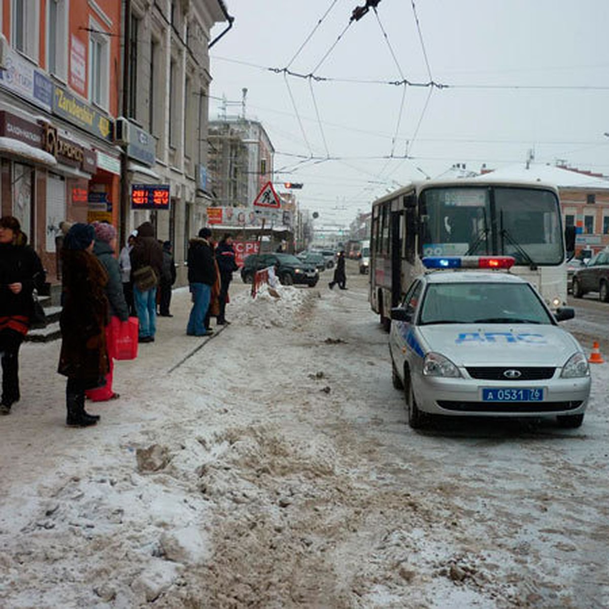 Две пенсионерки поскользнулись на дороге… и попали в аварии - KP.RU