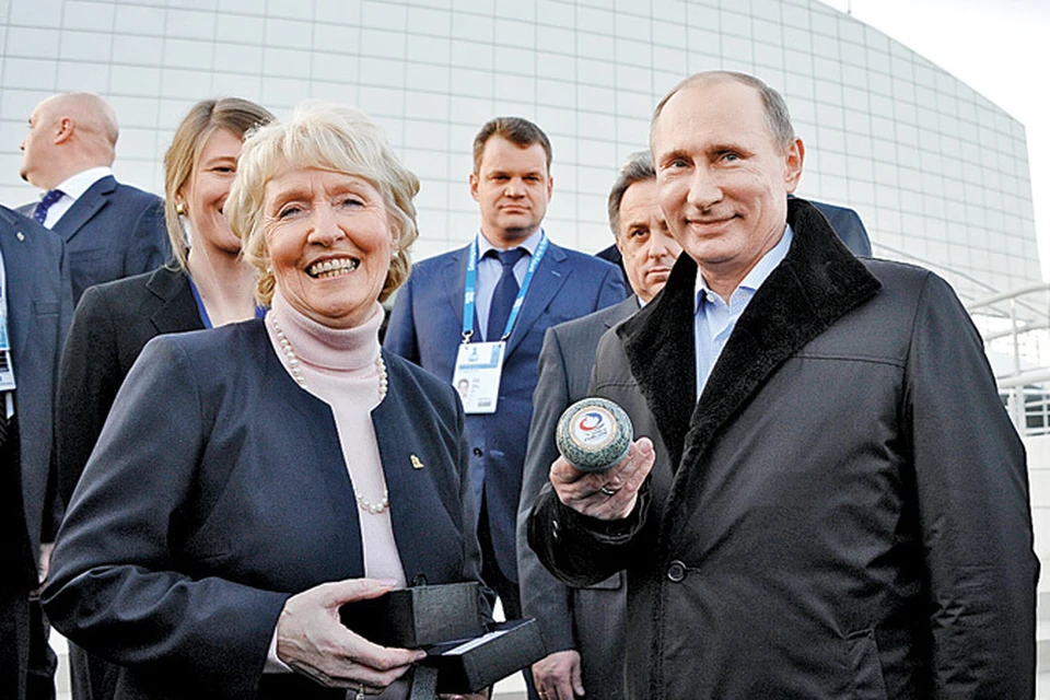 Глава Всемирной федерации керлинга Кейт Кейтнесс подарила Владимиру Путину мини-копию камня, которым играют в этом виде спорта, в благодарность за построенную в Сочи первую в мире керлинг-арену.