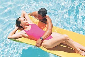 Мужчины в Турции ведут охоту на женщин на суше и на море.