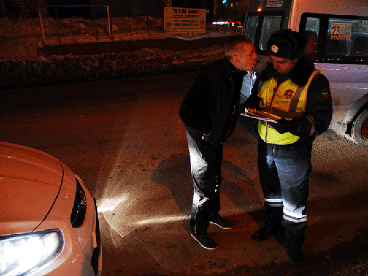 Пьяные подростки сбежали из патрульной машины ГИБДД во время проверки велосипедистов (ВИДЕО)