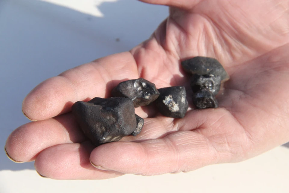 Это не конфеты, а осколки метеорита. По крайней мере, так утверждает тот, кто их нашел